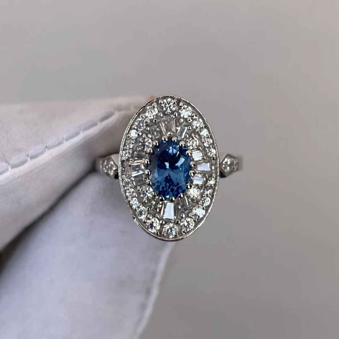Ceylon Vintage Sapphire Cluster 18K White Gold Ring
