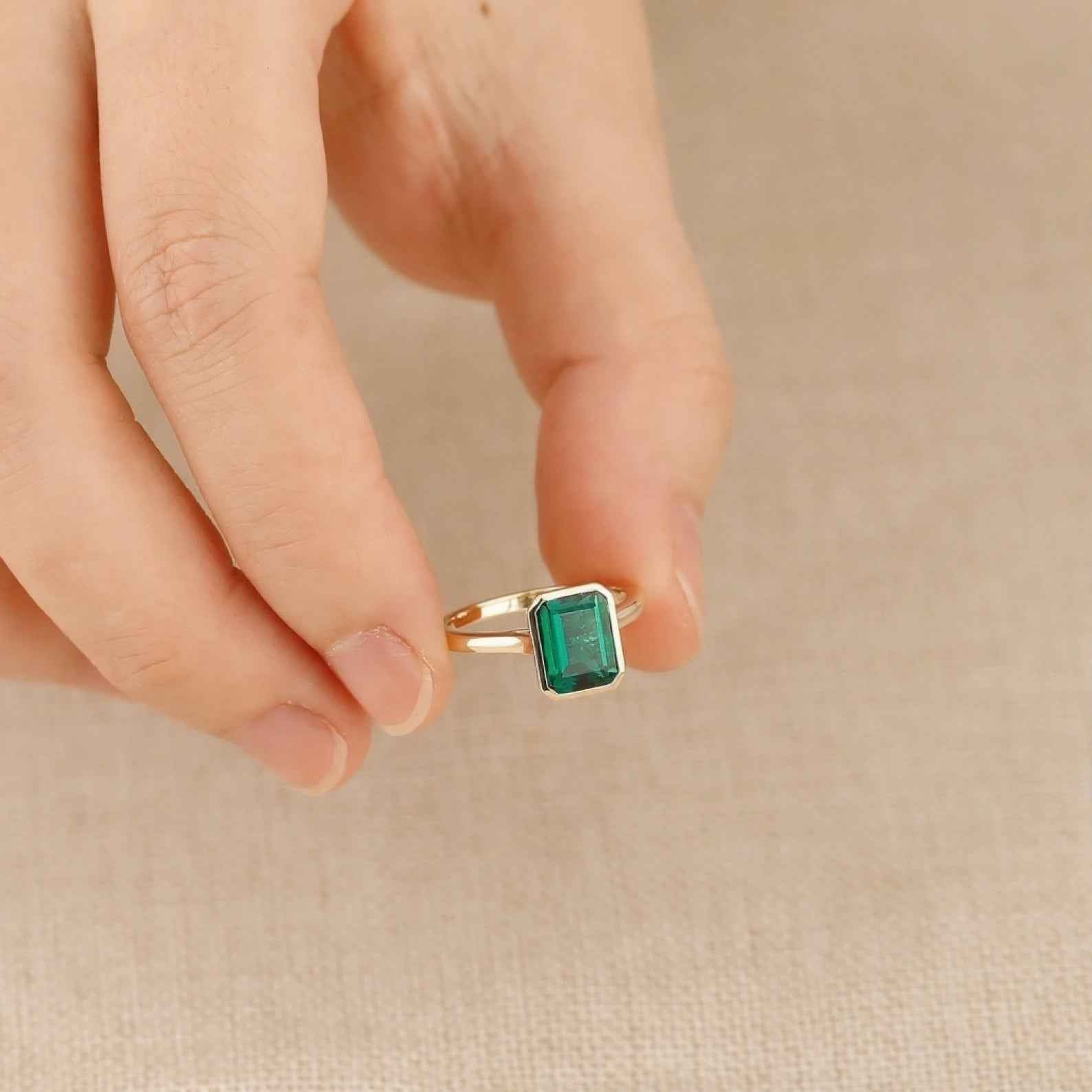 Ceylon Lanka Emerald Elite 18K Yellow Gold Ring