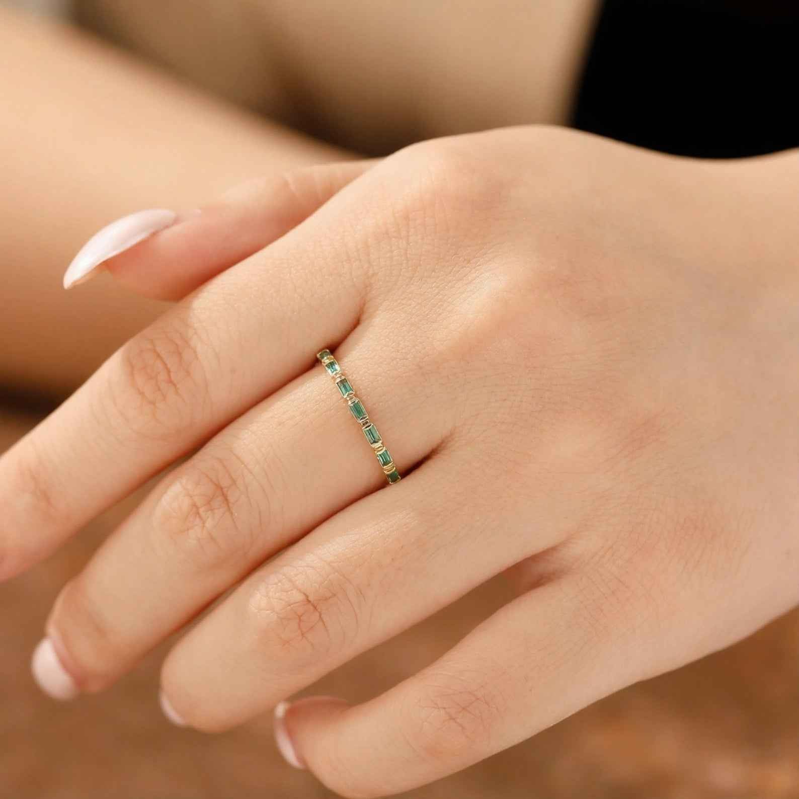 Ceylon Emerald Baguette Sleek 18K YellowGold Ring