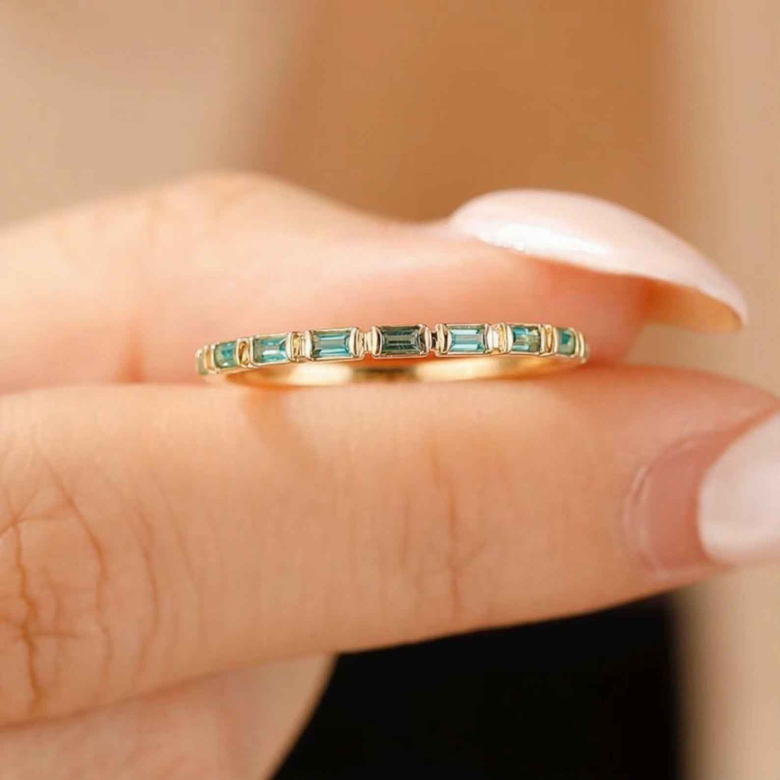 Ceylon Emerald Baguette Sleek 18K YellowGold Ring