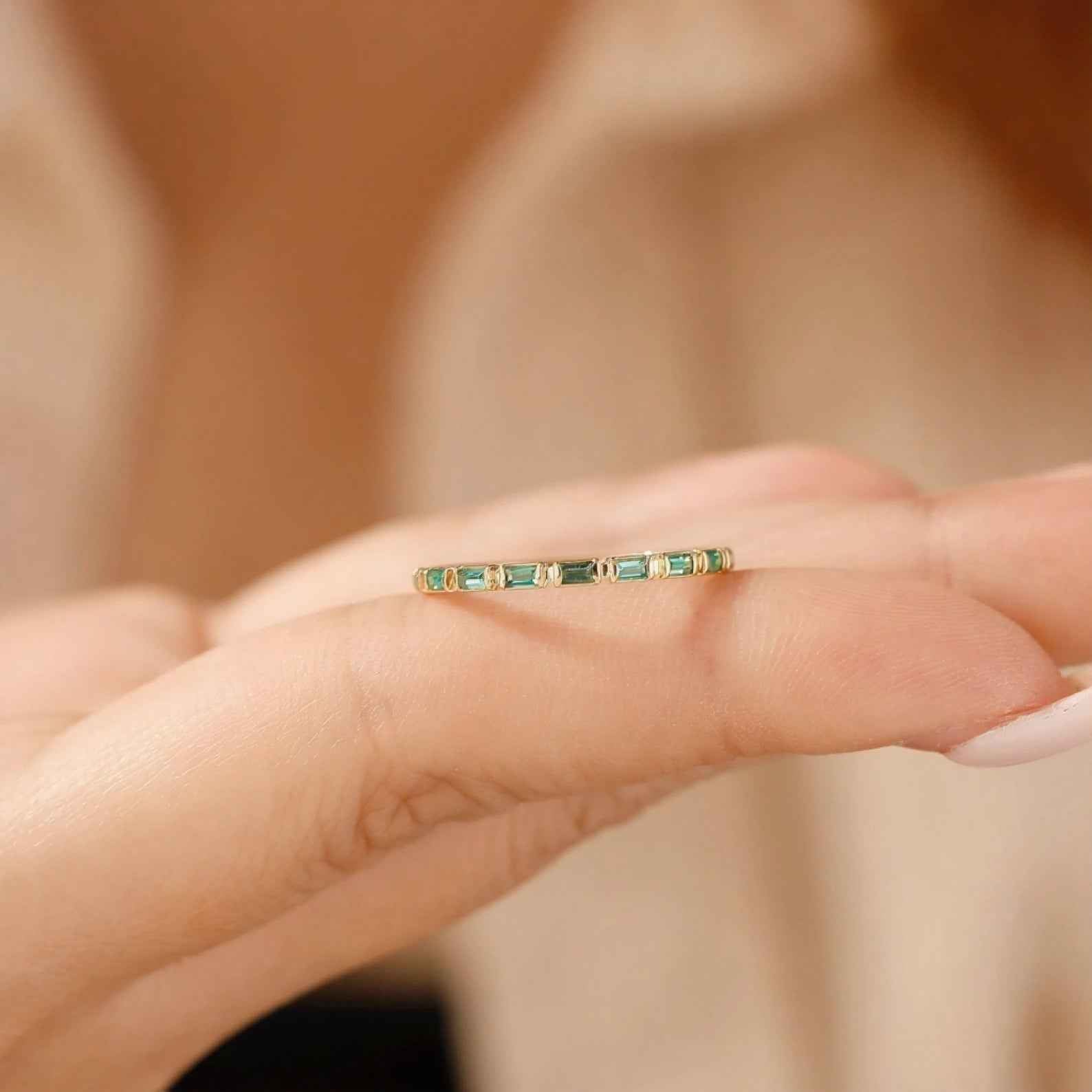 Ceylon Emerald Baguette Sleek 18K YellowGold Ring