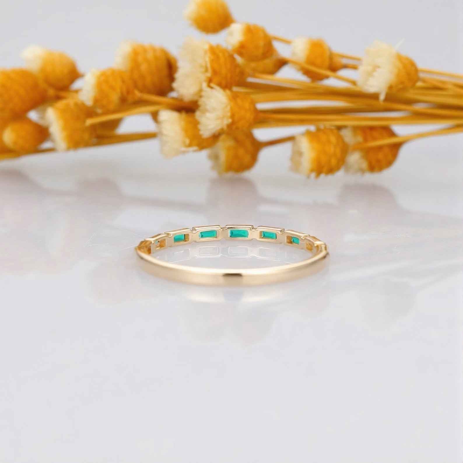 Ceylon Emerald Baguette Sleek 18K YellowGold Ring