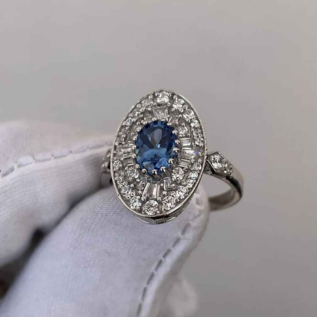 Ceylon Vintage Sapphire Cluster 18K White Gold Ring